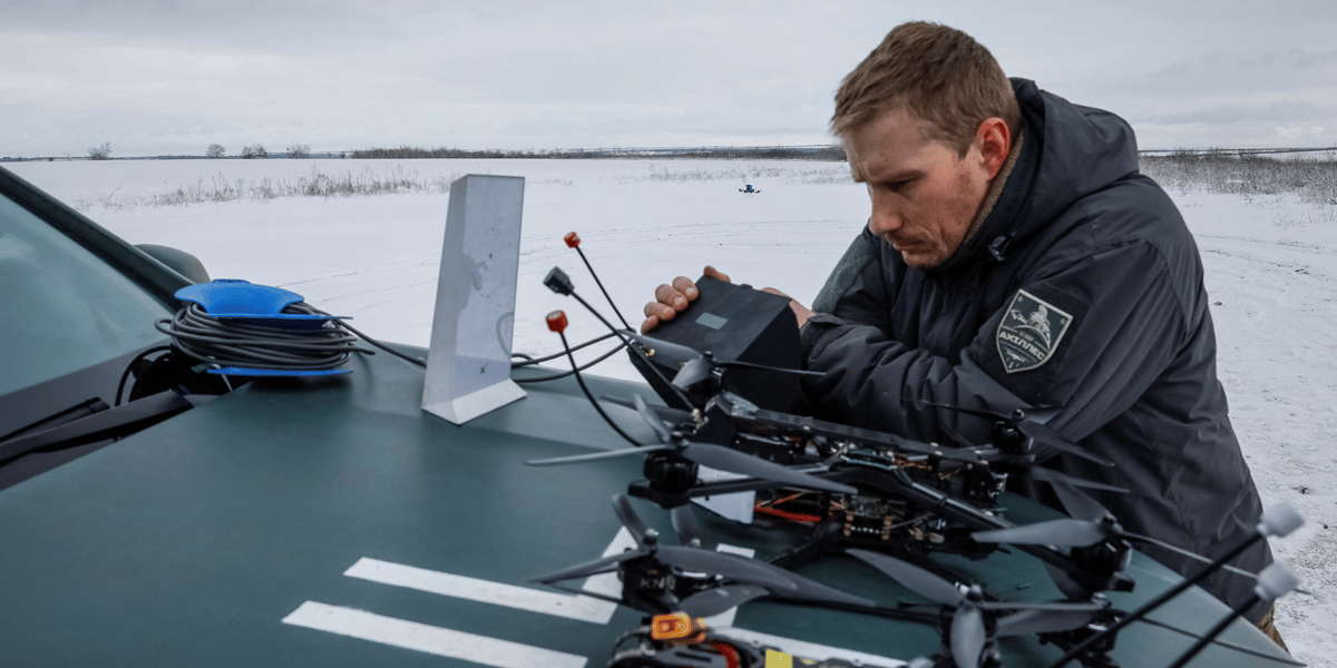 Un militaire ukrainien du bataillon de drones d'attaque « Achille » de la 92e brigade d'assaut séparée des forces armées ukrainiennes dans un lieu inconnu dans la région de Donetsk.