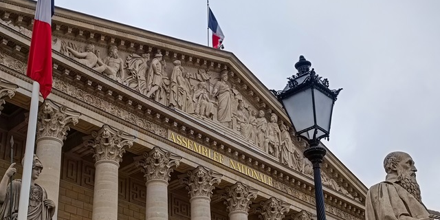 Le débat est loin d'être terminé : la disposition amendée doit encore être soumise à un vote qui s'annonce incertain.