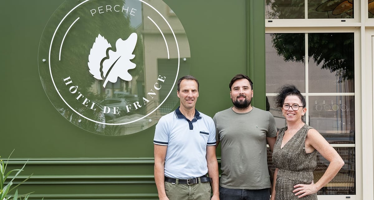 Les gérants du restaurant l’Hôtel de France de Tourouvre au Perche, Fréderic et Carine Brindjonc avec leur fils.