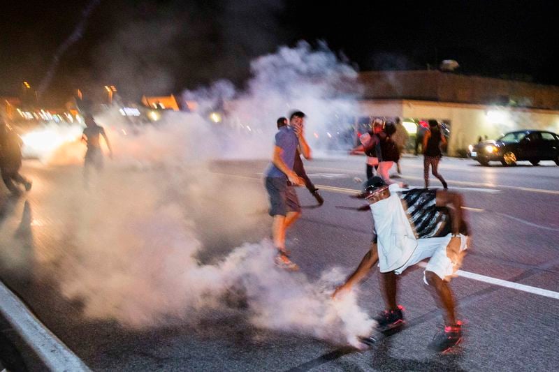 Manifestation brutalement dispersée à Ferguson, au Missouri