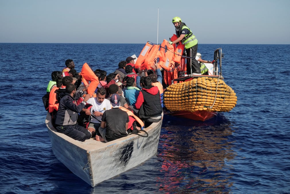 Photo d'archives : l'italie laisse entrer les migrants d'un bateau allemand, d'autres bateaux attendent toujours