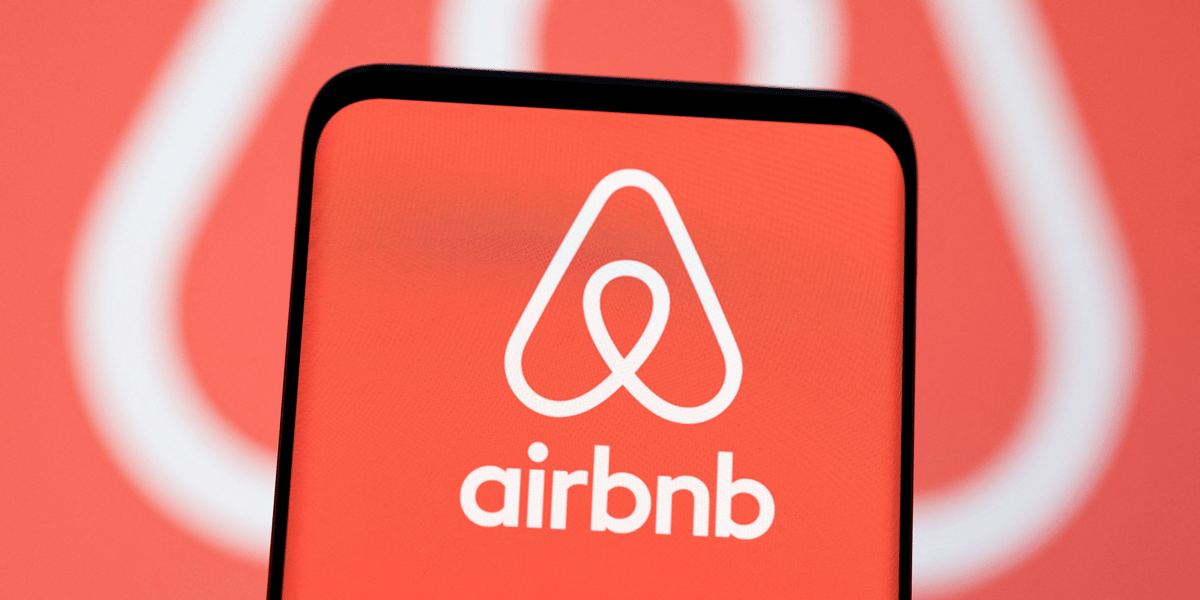 Photo d'archives: l'illustration montre le logo airbnb