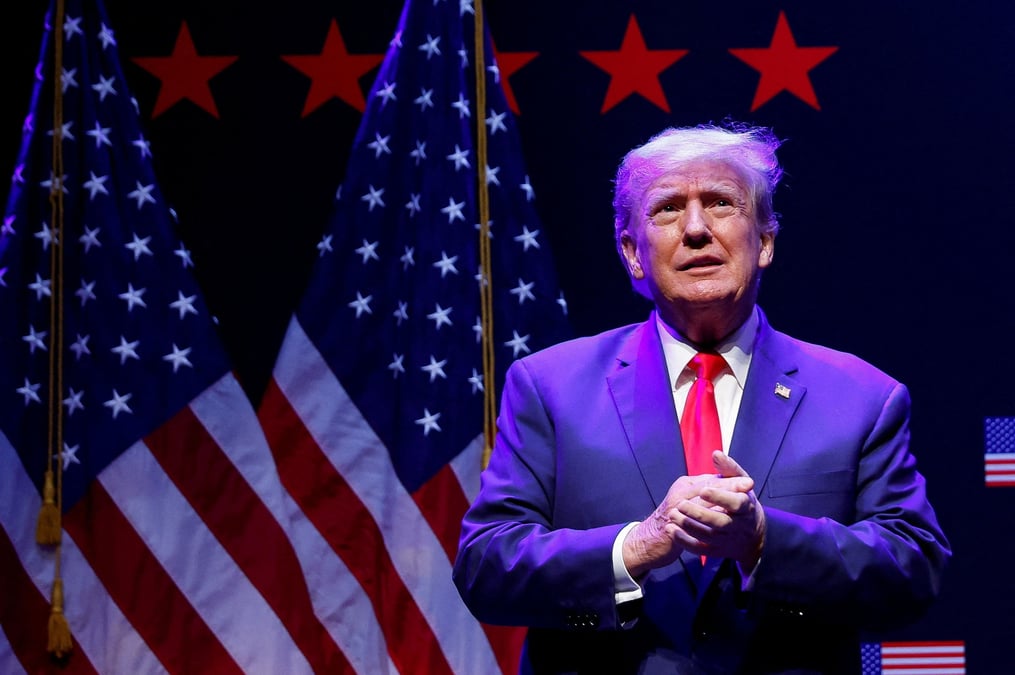 L'ancien president des etats-unis, m. trump, tient un meeting de campagne a davenport, dans l'iowa