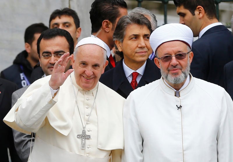 Le pape prie dans la Mosquée bleue d'Istanbul aux côtés du mufti