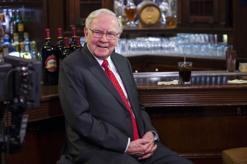 Buffett soutient un consortium pour le rachat actifs internet de yahoo
