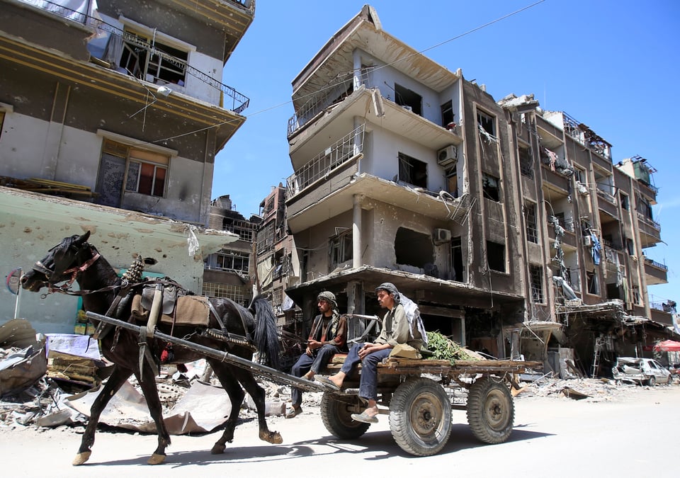 Syrie: files d'attente a douma pour du pain et des vivres