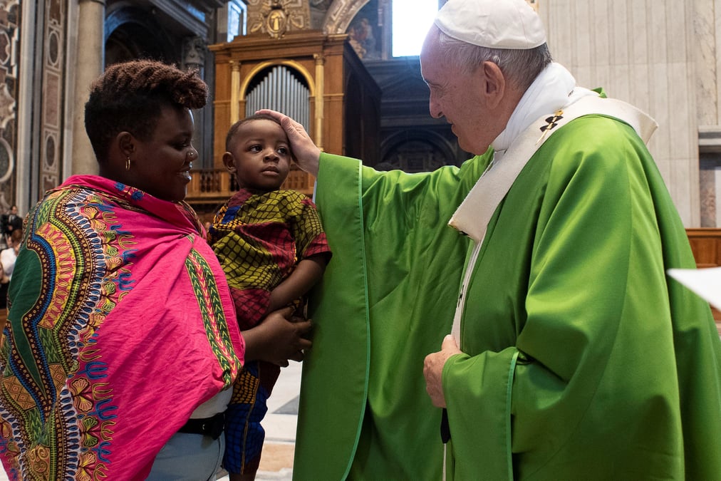 Le pape prie pour les migrants lors d'une messe a rome
