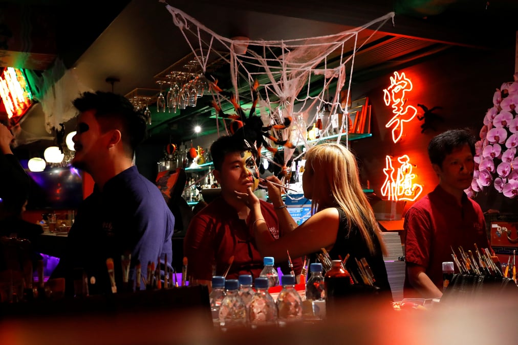 Coronavirus: hong kong prevoit de fermer ses bars et discotheques pour la 3e fois