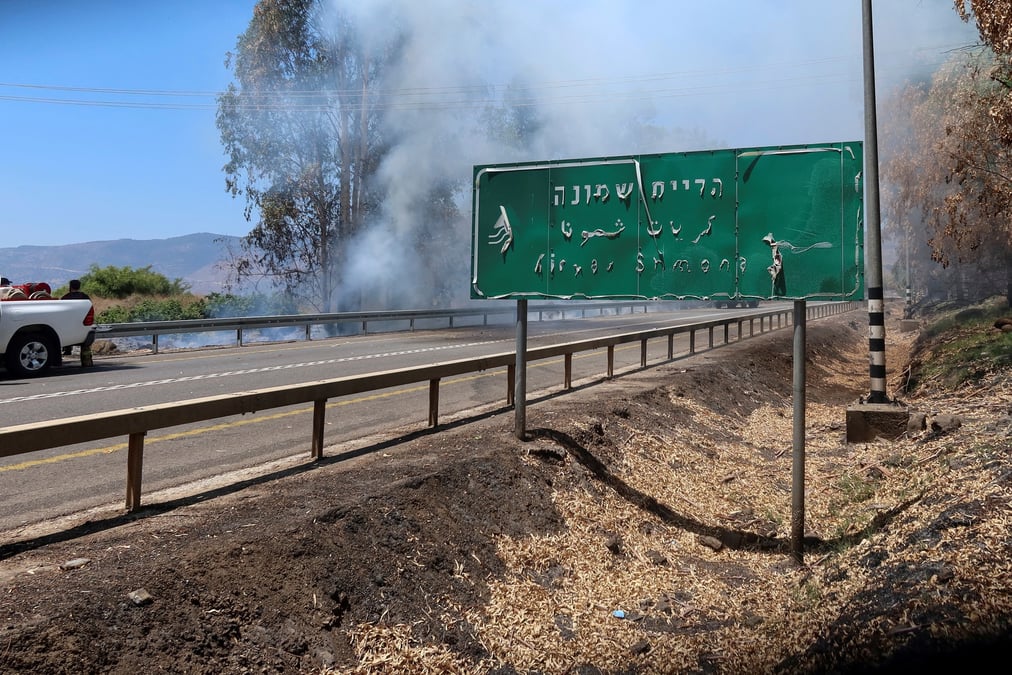 De la fumee apres que le hezbollah a lance une salve de projectiles en direction d'israel d