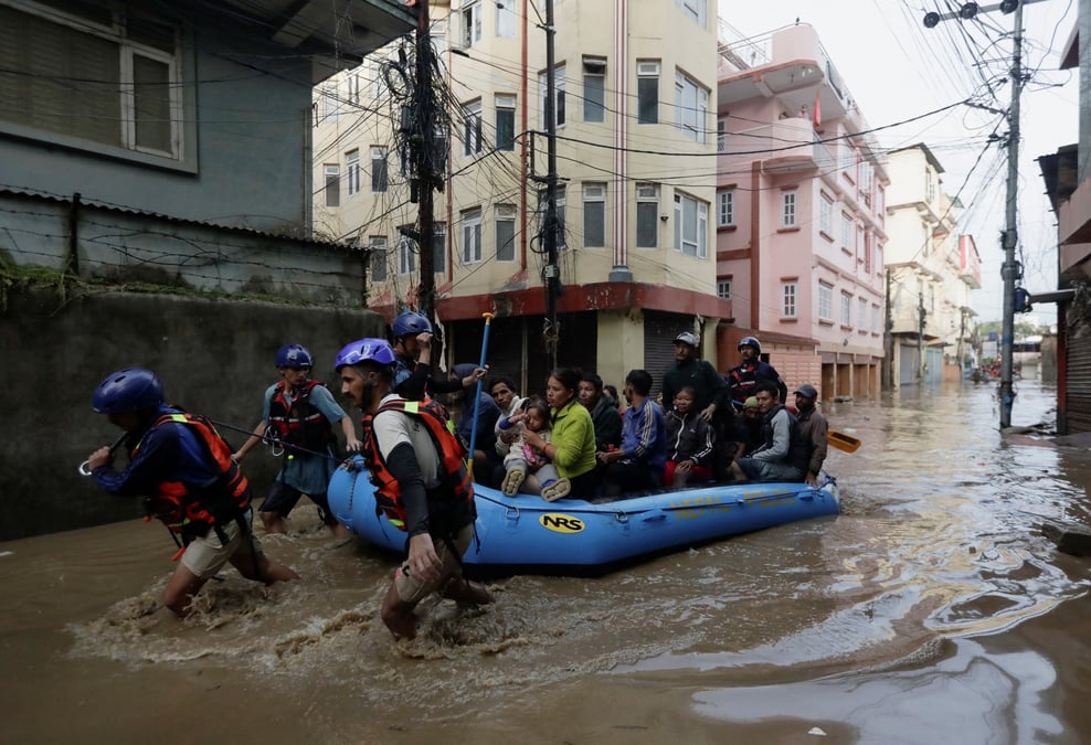 Inondation le long de la rive de la riviere bagmati qui deborde suite a de fortes pluies a katmandou.