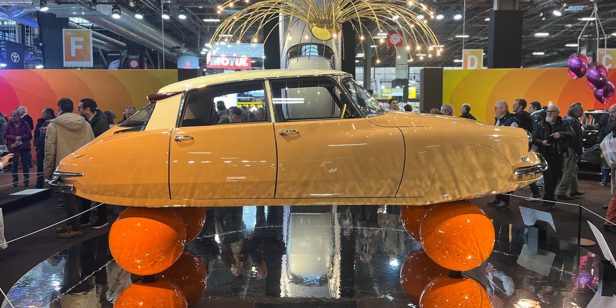 Cette DS 19 de 1956, présentée à Rétromobile, constitue un clin d'oeil à une des premières publicités du modèle.