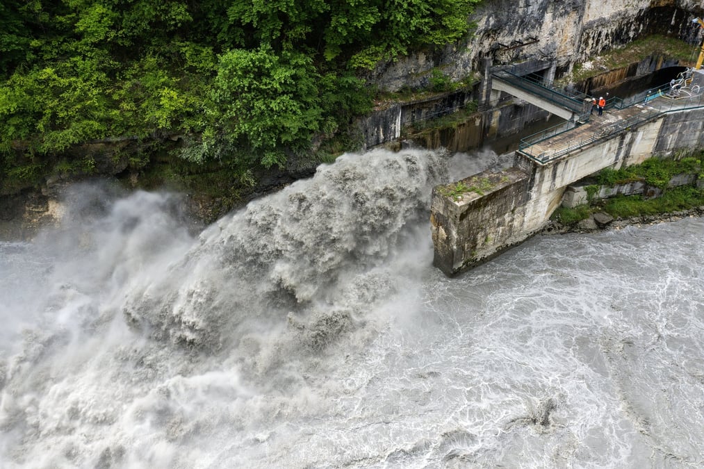 La vanne de fond du barrage de Génissiat (Ain), située à 60 mètres sous la surface de la retenue, va permettre de relâcher les sédiments arrivant de l'amont, sans abîmer l'installation. Crédits : CNR.