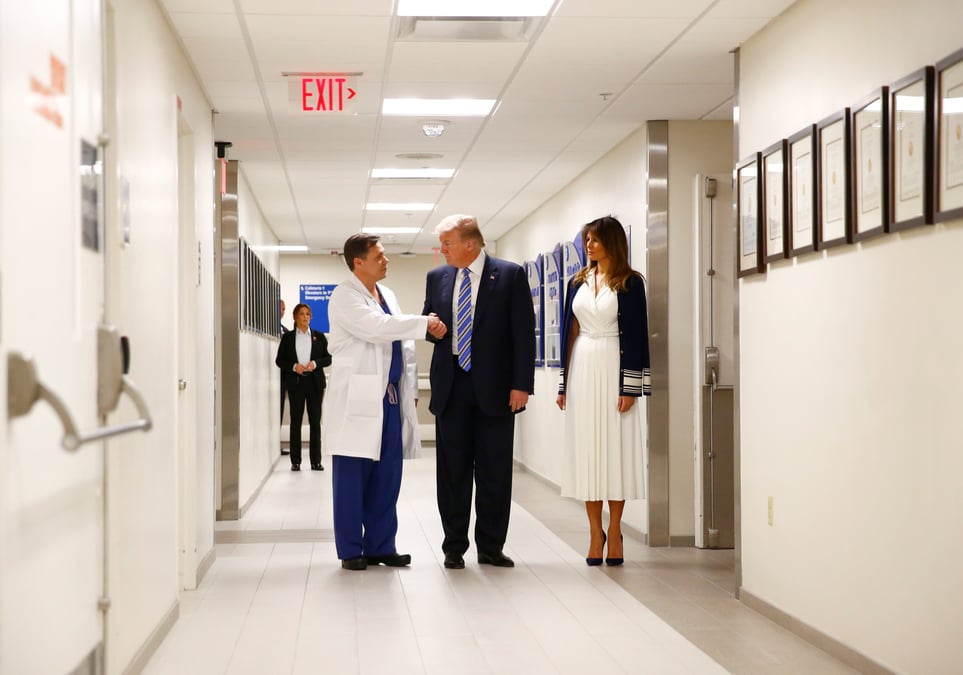 Trump salue le "travail incroyable" des medecins