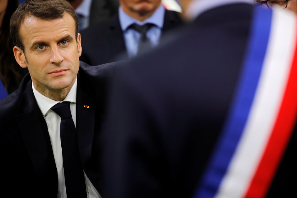 Macron amorce une timide remontee dans les sondages