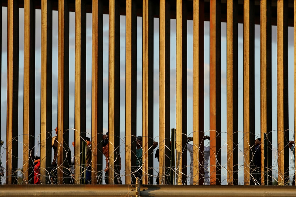 Trump interdit de visas et de cartes vertes les migrants pauvres