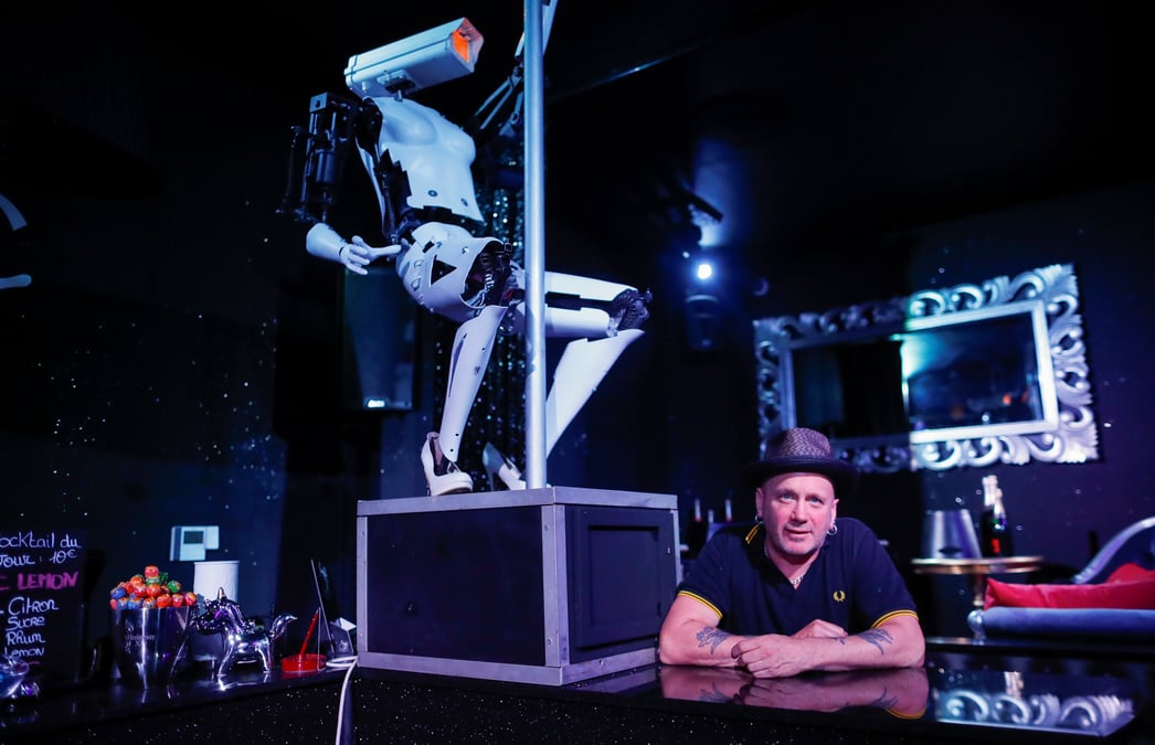 A nantes, des « robots sexy » en vedette au club de strip-tease
