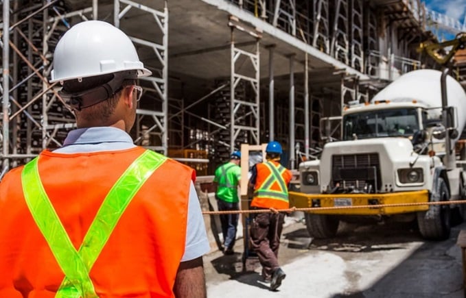 "Qu'on continue de lancer des appels d'offres, de déposer des permis de construire et de donner des autorisations de travaux et d'encourager les collectivités territoriales, les communes et les communautés de communes à engager des travaux sans attendre le second tour des élections municipales", exhorte Patrick Liébus. Dans le même esprit, Jacques Chanut appelle à donner "des capacités aux collectivités pour qu'elles participent à la relance de la machine".