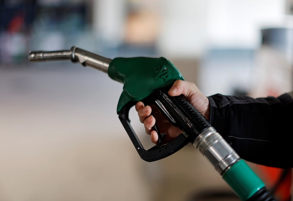 La france va offrir une remise sur le carburant face a la hausse des prix, annonce castex