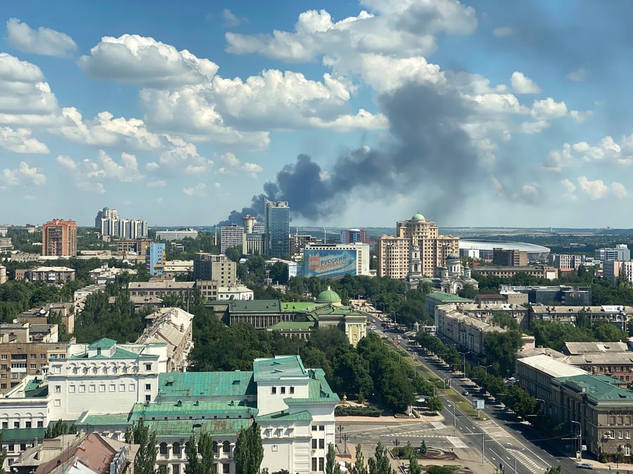 Vaste offensive russe dans le donetsk, pilonne par moscou