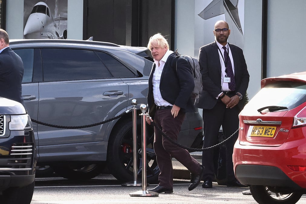 Boris johnson a l'aeroport de gatwick, pres de londres
