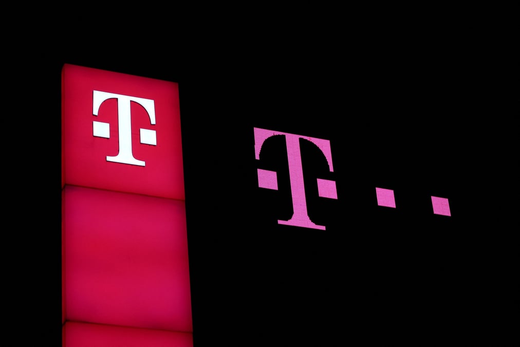 Photo d'archives du logo de deutsche telekom au siege de la societe a bonn