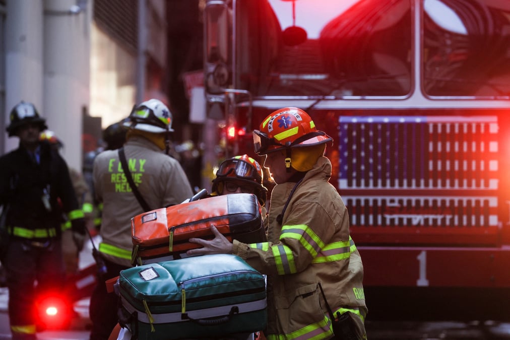 Photo de pompiers sur le site d'un parking effondre a new york