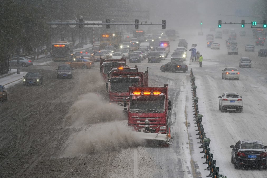 Des vehicules de deneigement interviennent au milieu d'un blizzard, en chine