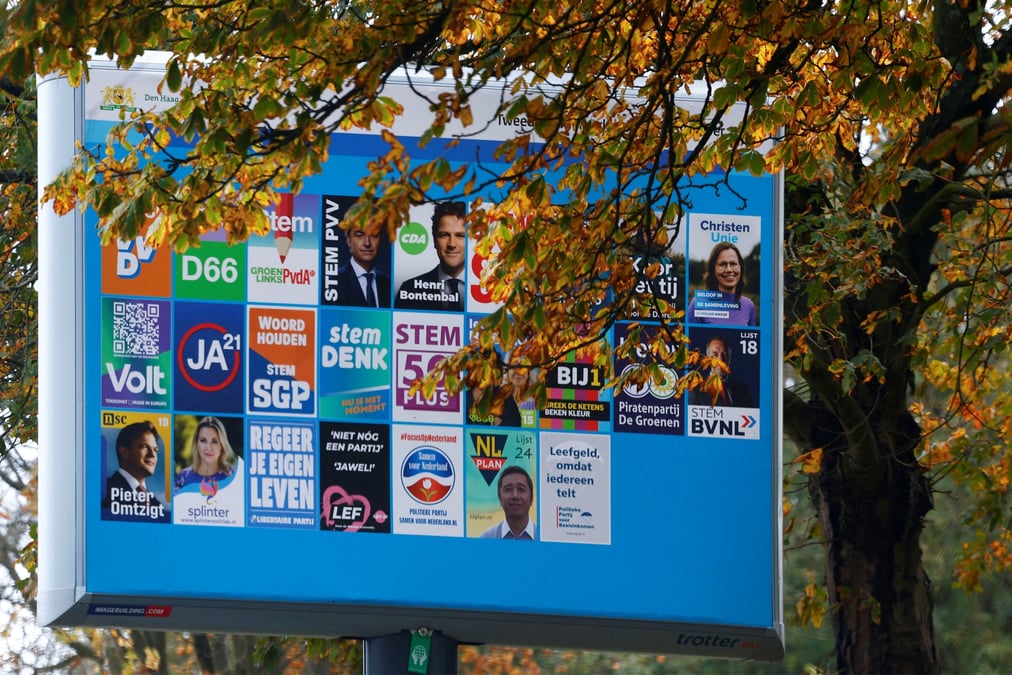 Un panneau presentant les partis et candidats aux elections legislatives des pays-bas