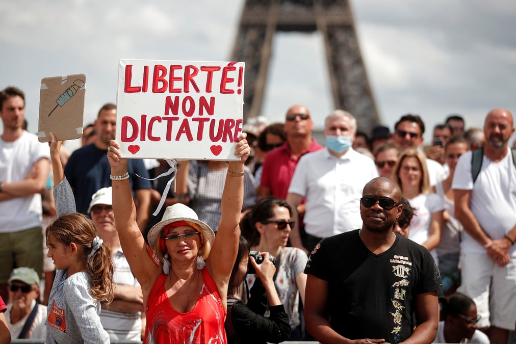 Heurts dans une manifestation a paris contre le pass sanitaire