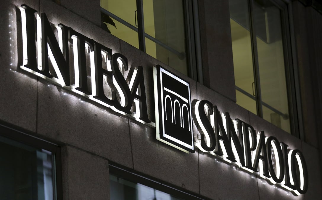 Intesa sanpaolo fait mieux que prevu au t2, releve sa prevision 2021