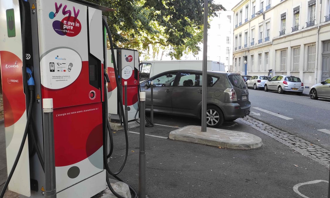 La Métropole de Lyon vient d'adopter son Schéma directeur pour les infrastructures de recharge pour véhicules électriques, visant à multiplier par deux le nombre de bornes en trois ans.