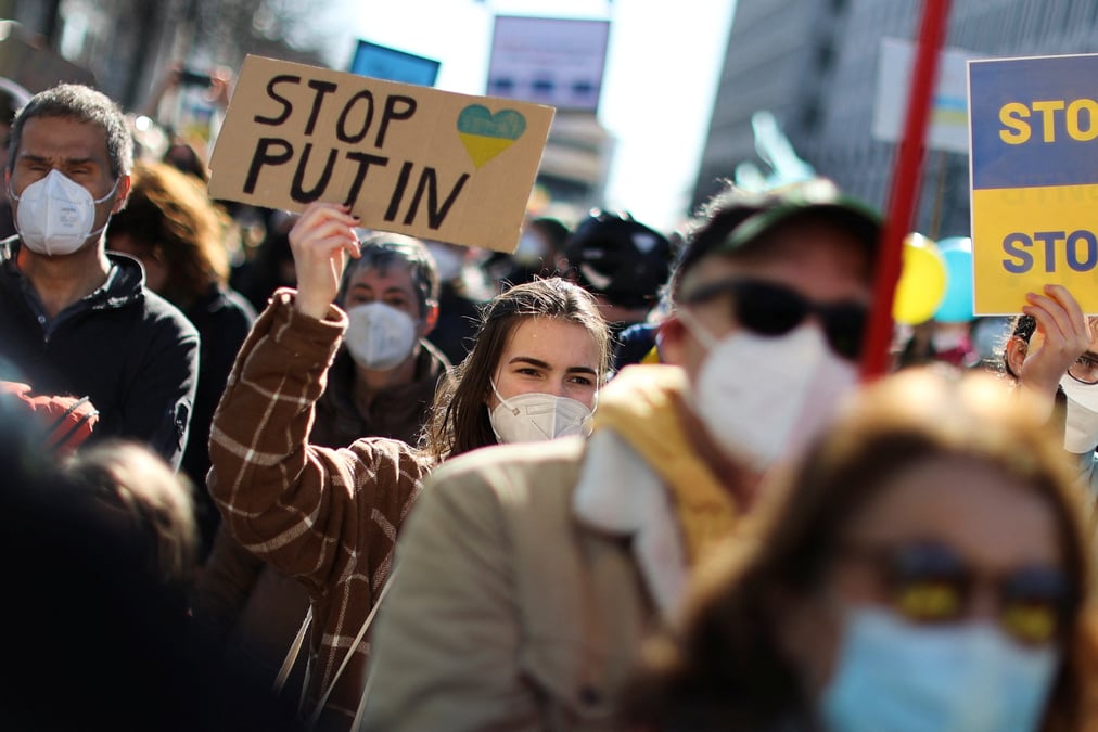 Une manifestante anti-guerre interrompt un journal televise russe