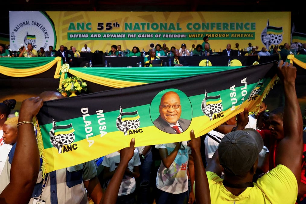 Des delegues tiennent une banniere a l'effigie de l'ancien president sud-africain jacob zuma