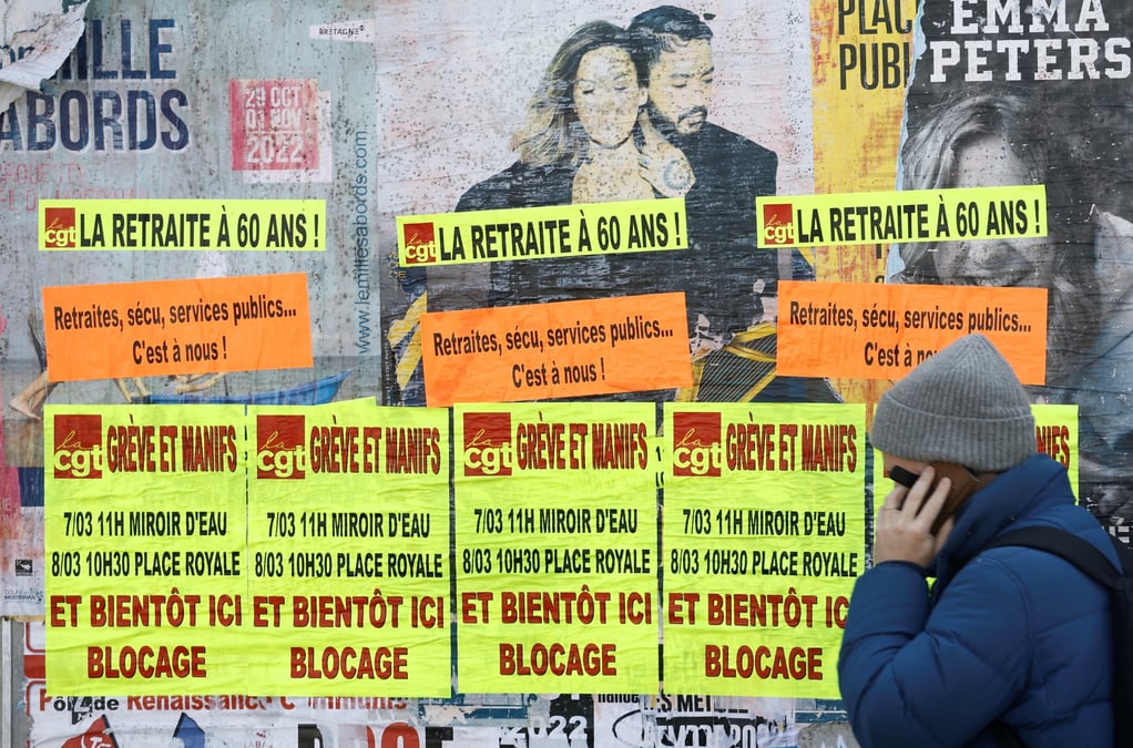 Affiches du syndicat francais cgt contre le plan de reforme des retraites du gouvernement francais a bouguenais