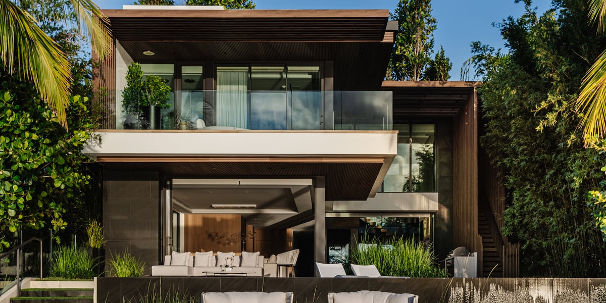 La Maison rive gauche, une villa de 500 mètres carrés érigée à Venetian Island, dans la baie de Miami a été vendue en août au prix de 23.5 millions d’euros, soit 47 000 euros le mètre carré.