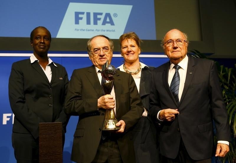 Noel le graet laisse entendre qu'il votera pour sepp blatter