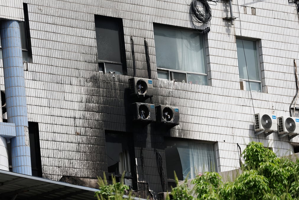 Photo de fenetres endommagees et de ventilateurs de climatisation externes a la suite d'un incendie survenu a l'hopital de changfeng, a pekin