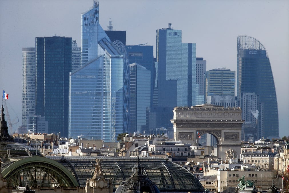 Vue generale de la ligne d'horizon du quartier d'affaires de la defense