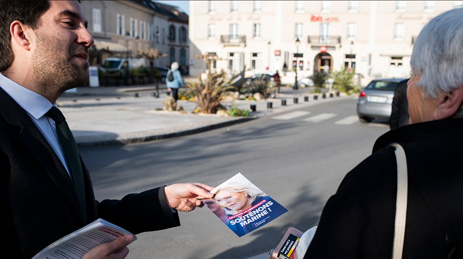 Thomas Ménagé distribue des tracts sur le marché de Montargis.