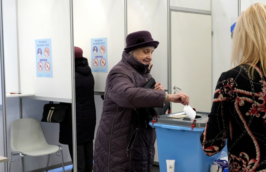 Une femme vote lors d'une election generale par anticipation a tallinn, en estonie