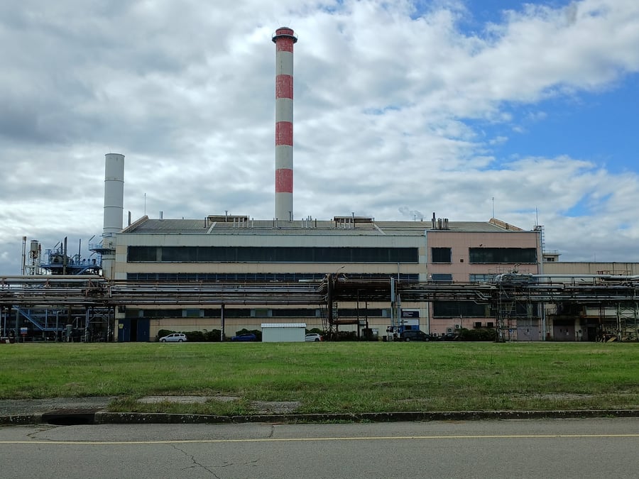 DOMO Chemicals prévoit d'implanter un électrolyseur sur cet ancien terrain de football, au cœur de son site de production, situé à Saint-Fons (Rhône).