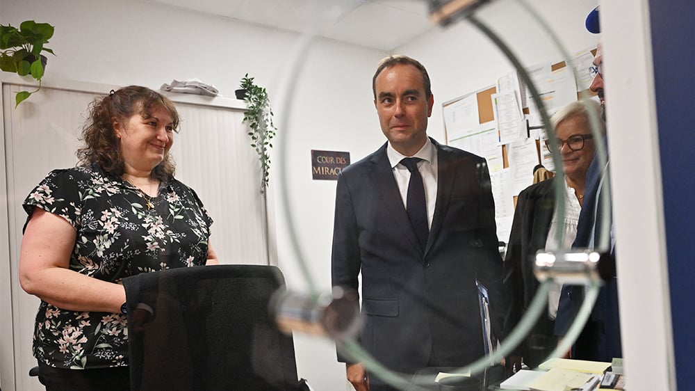 Le Premier ministre en visite hier dans un centre de santé à Mâcon.