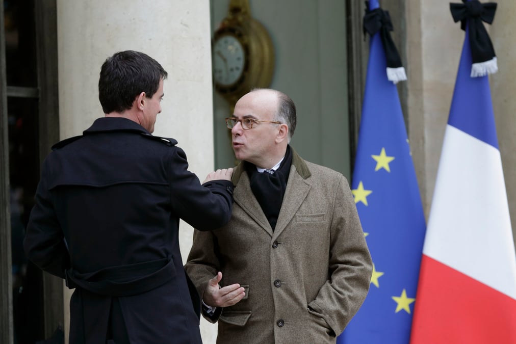 Nette hausse de la cote de popularite du ministre de l’interieur bernard cazeneuve, selon odoxa