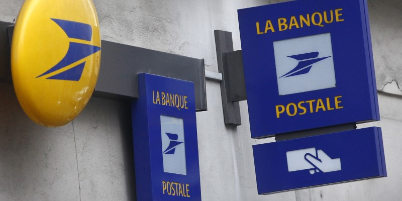 Ce contrat fixe notamment les conditions qui permettent à La Poste "de contribuer à la mission d'aménagement et au développement du territoire" et "d'adapter son réseau de points de contact" pour répondre aux besoins des habitants.