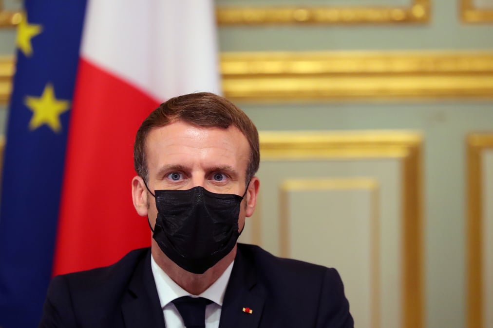 Hommage a samuel paty: macron invite les eleves a "apprendre a etre libre"