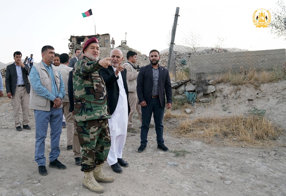 Le gouvernement afghan cherche a tenir ses derniers bastions, les taliban continuent leur avancee