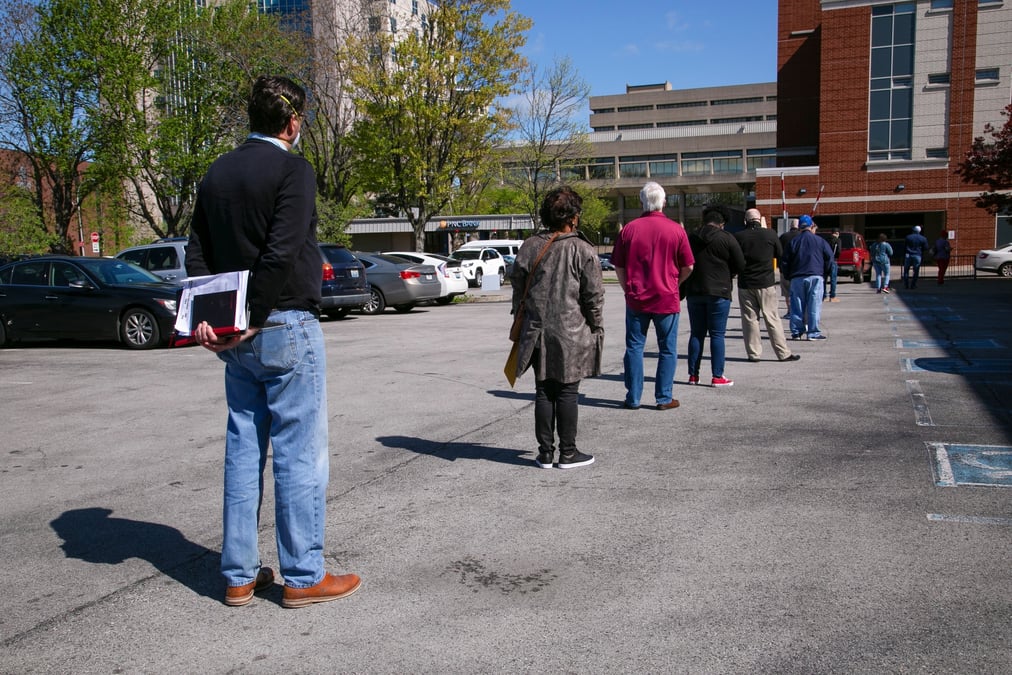 Une file d'attente dans un centre de recrutement aux etats-unis