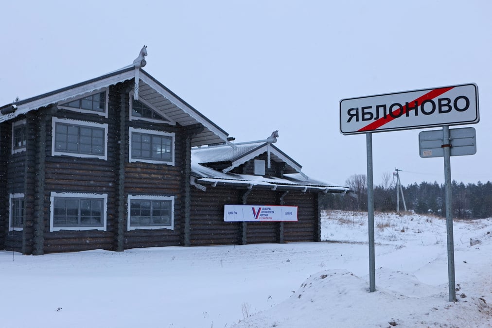 Vue d'un panneau routier portant le nom du village de yablonovo, pres du lieu du crash de l'avion de transport militaire russe ilyushin il-76, dans la region de belgorod