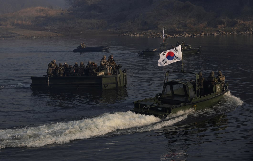 Des soldats sud-coreens et americains font des exercices a yeoncheoni, en coree du sud