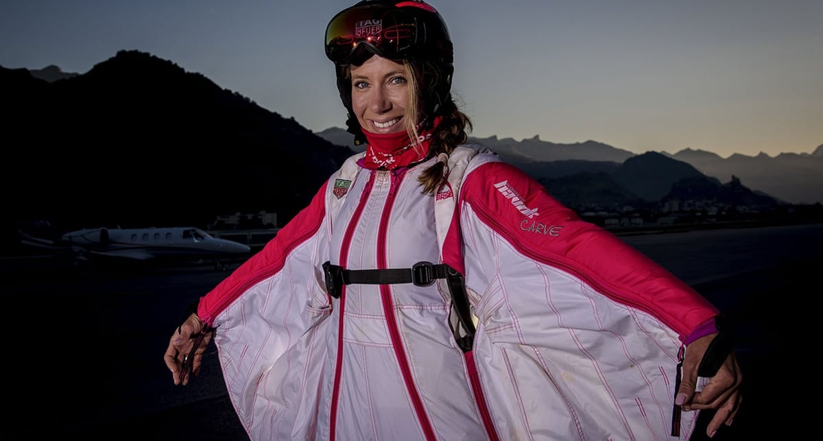 Géraldine Fasnacht a réalisé le premier saut en wingsuit depuis un avion électrique et solaire, au-dessus de la station alpine de Verbier, en Suisse, le 18 juin 2022.